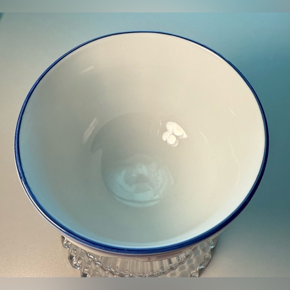 Beautiful Porcelain Painted Bowl w/Blue & White Heart Flowers - Picture 4 of 10